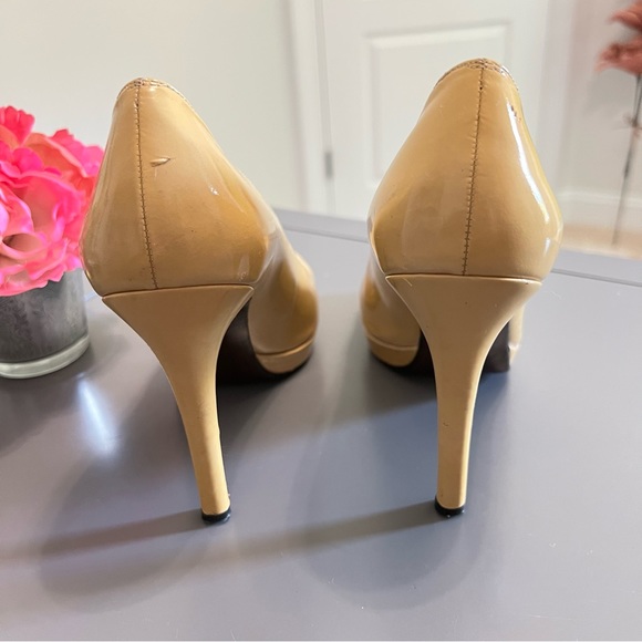 Stuart Weitzman Taupe Tan Patent Leather Round Toe Heels - Picture 6 of 11